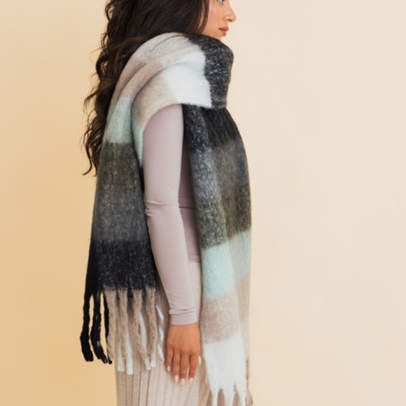 Cozy Multicolor Brushed Fabric Checkered Plaid Tassel Blanket scarf - Picture 4 of 4